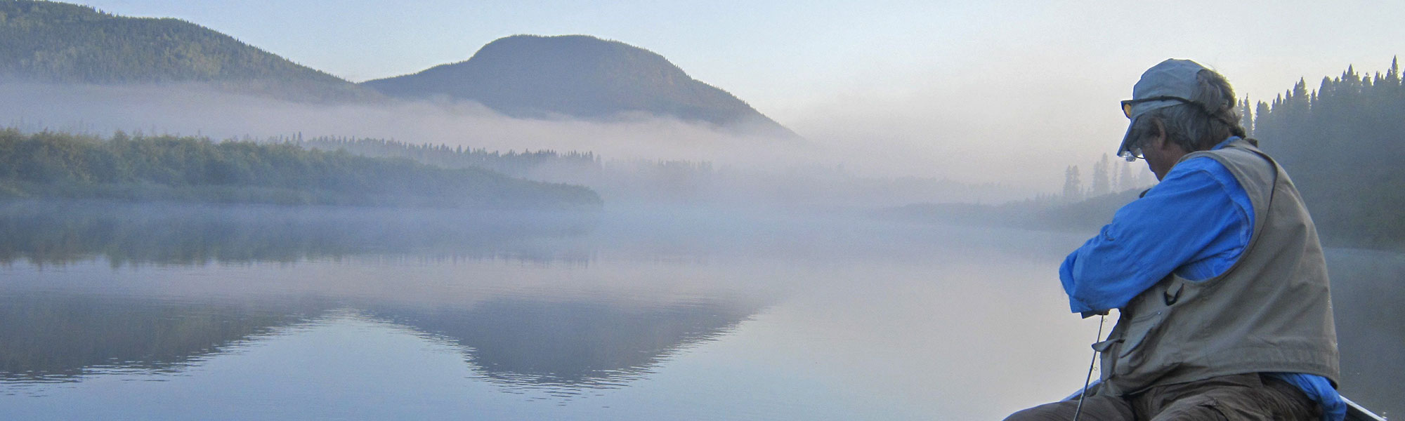 SAVOIR-S’ACTIVER l'été La Pourvoirie présente une offre variée d’activités accessibles à tous. L’été, la pêche à la truite mouchetée est à l’honneur. Experts ou débutants, vous organisez votre séjour selon vos besoins : sortie guidée ou autonome, prêt d’équipement... Grâce au réseau étendu de sentiers pédestres et nautiques, la randonnée devient une autre belle façon de découvrir cette nature riche et sauvage.
