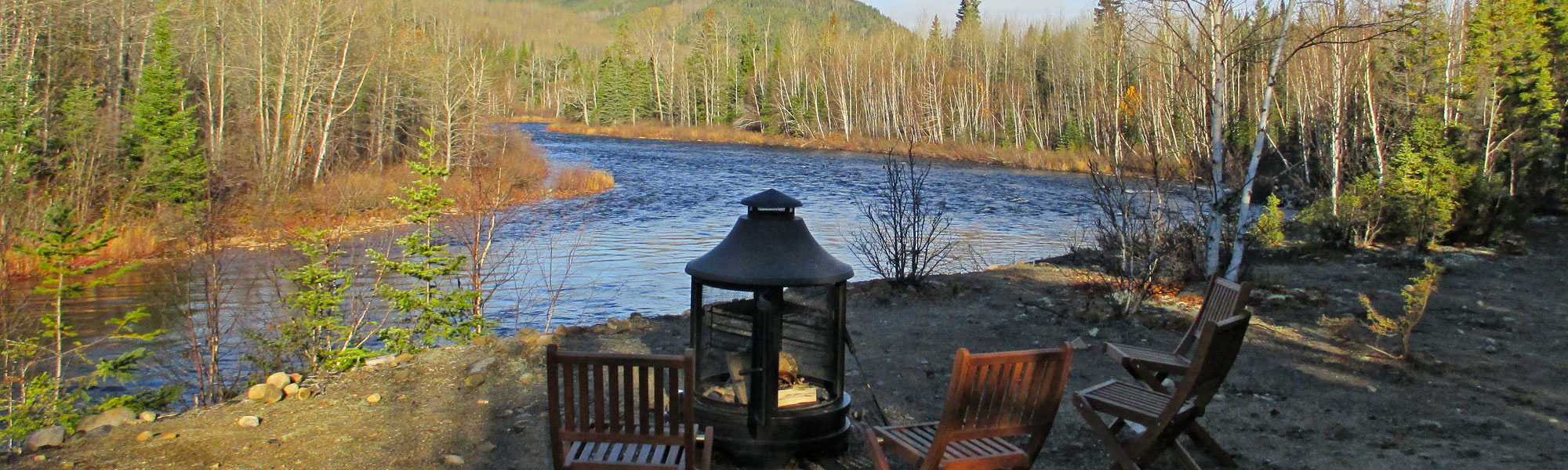 SAVOIR-FAIRE SUR MESURE La Pourvoirie propose à ses invités une expérience inoubliable, totalement personnalisée. Que ce soit par affaires ou pour un événement privé, vous pouvez réserver le site complet, en toute intimité. Ainsi, l’Auberge du Ravage vous accueille au cœur de la pourvoirie la plus près de Québec. On s’y rend facilement en voiture. Un héliport est de plus aménagé sur le site.