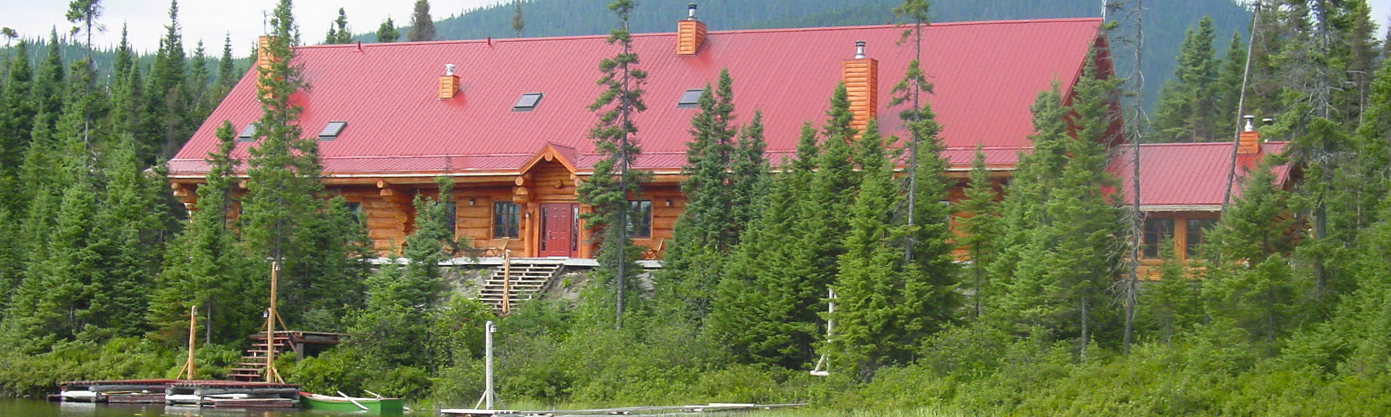 SAVOIRS ÉPICURIENS Aux abords du lac des Bouleaux, sur un site visité par les orignaux, se trouvent l’Auberge du Ravage et ses deux pavillons. Cet ensemble de bois rond au confort scandinave compte 20 chambres. Les nouveaux coureurs des bois viennent s’y détendre, respirer l’air pur et profiter d’une expérience gastronomique inspirée de la forêt boréale.
